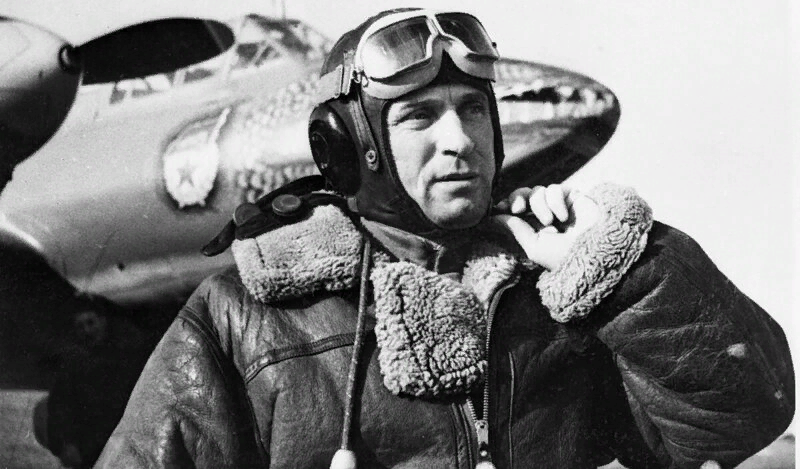 Командир 1-й гвардейской бомбардировочной авиадивизии 1-го гвардейского БАК РВГК полковник Федор Иванович Добыш у своей «Пешки» 
