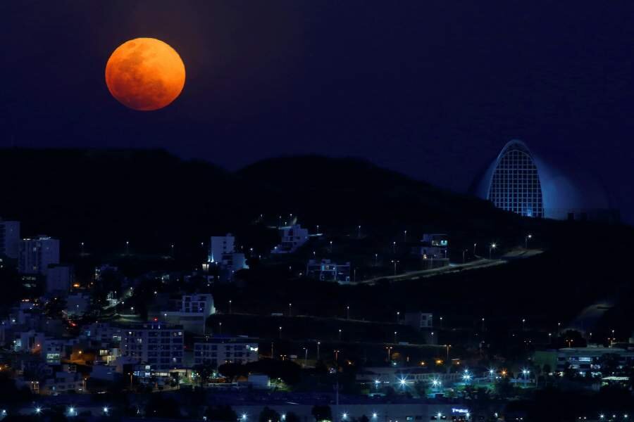 В момент суперлуния спутник ярче примерно на 30%. Источник: ribalych.ru