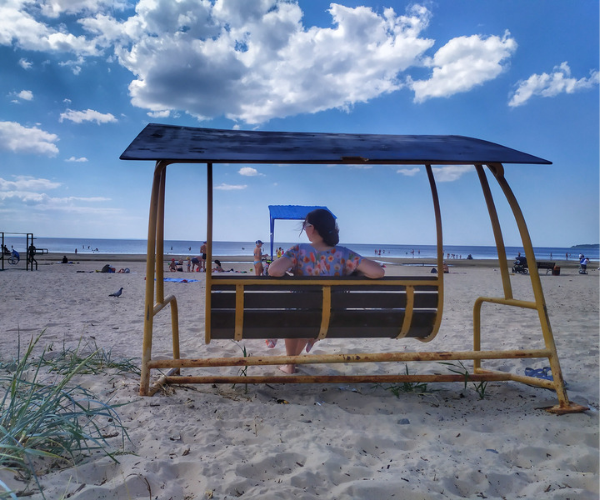 Есть на пляже несколько качелей