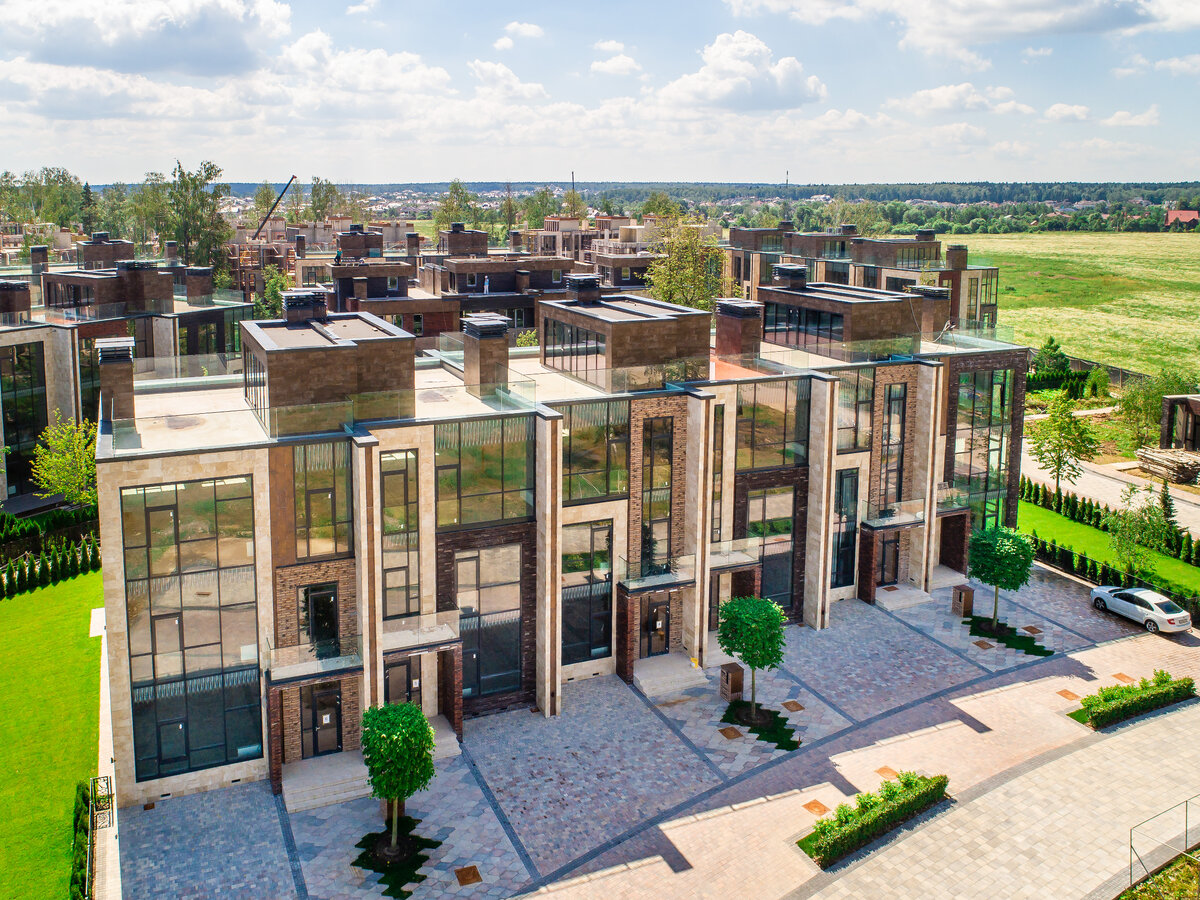 Перед каждым таунхаусом есть просторная парковка на два автомобиля. Подъездные пути ровные и мощеные