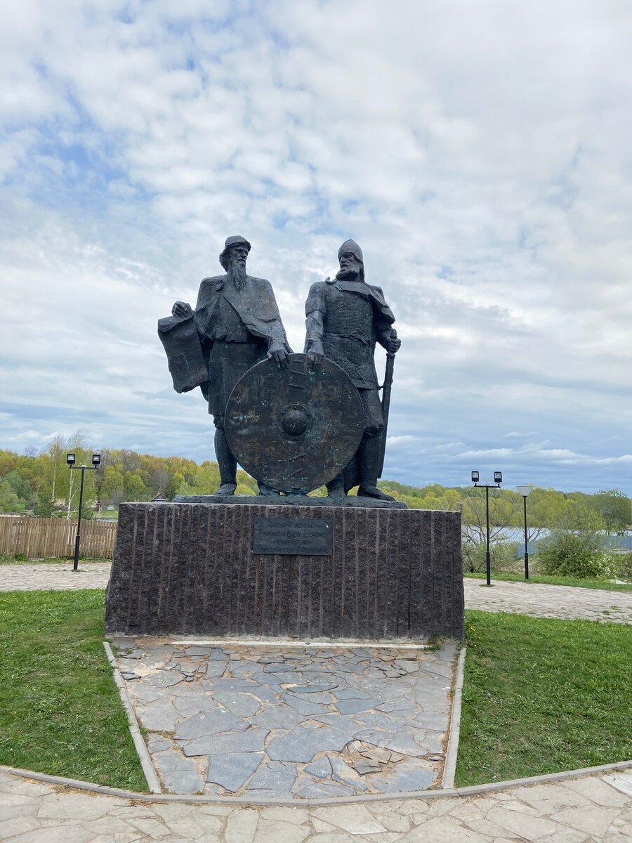 Памятник первому русскому князю Рюрику и Вещему Олегу | Личное фото