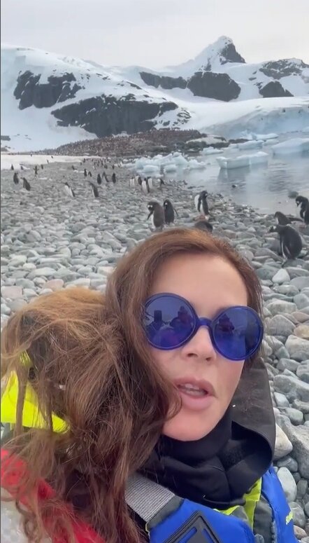 Опасный отдых: ветер едва не унес Екатерину Андрееву в океан. ФОТО