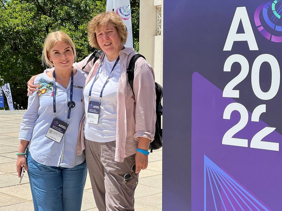 Представители Консорциума на "Архипелаге 2022": д.э.н., проф. Наталья Геннадьевна Вовченко (проректор по научной работе и инновациям РГЭУ) и д.э.н., проф. Елена Геннадьевна Попкова (президент ИНК).