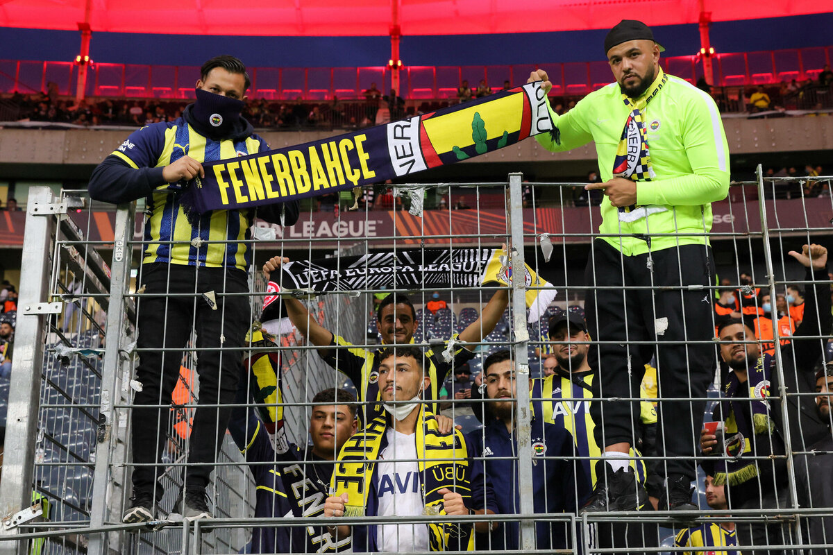    Скоро дойдет до того, что фанатов "Фенербахче" будут "закрывать" за одно только упоминание фамилии президента России. Фото: Globallookpress