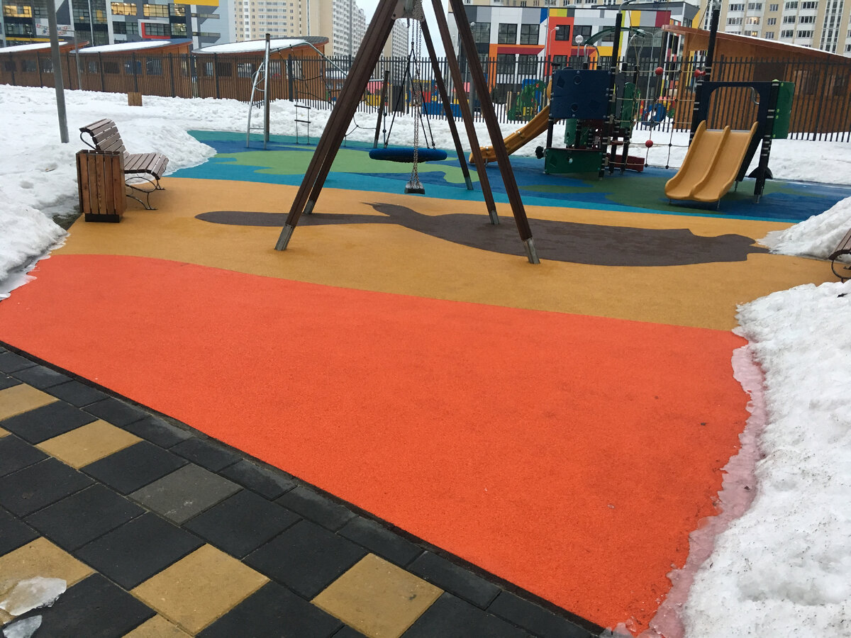 Пример зимней эксплуатации площадки, когда производится ежедневная очистка покрытия от снега