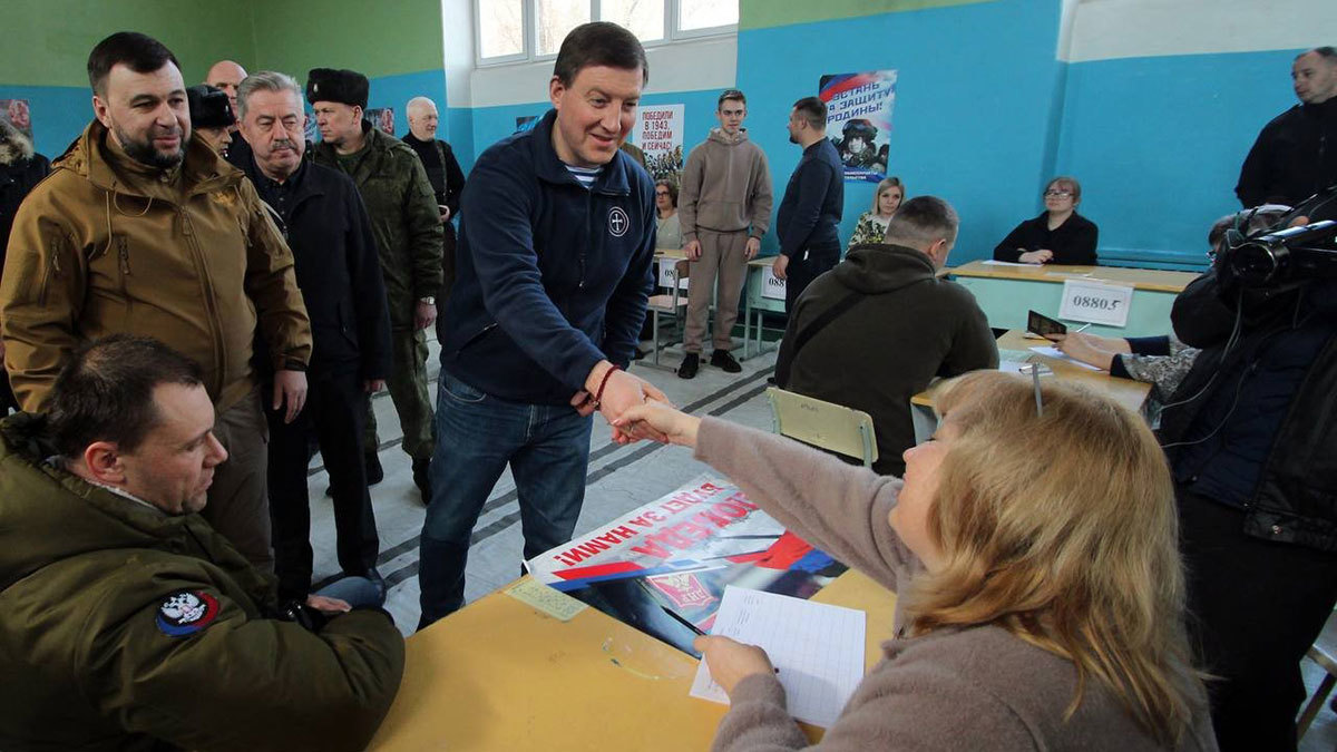 Фото и комментарий под ним Ведомостей: Хотя Донбасс еще не присоединился к России, местные жители уже вступают в партию власти (на фото в центре секретарь генсовета «Единой России» Андрей Турчак) / Пресс-служба Совета Федерации