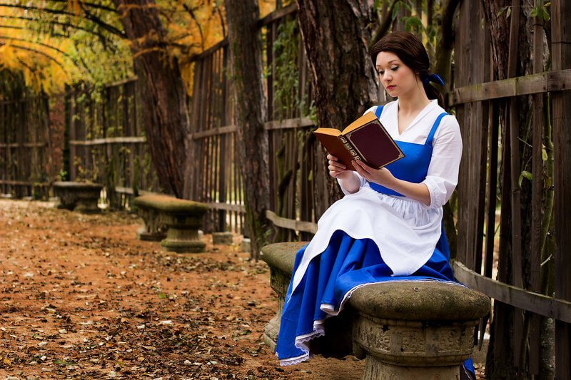 Героини книг. Косплей на книжных персонажей. Косплей на персонажей книг. Книжные героини. Фотосессия в стиле Бель в библиотеке