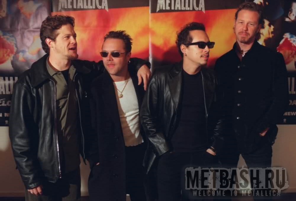 Metallica позируют на фоне обложек альбома и сингла