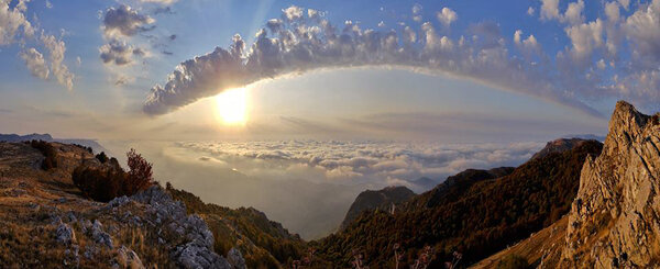 Имя Сварог созвучно с санскритским словом:  Свар, сувар — Svar, Suar, sva(h)r — сверкать, сиять, небесное сияние происходит от корня -су — su — рождать, творить. Сварга — Svarga — небо, рай.