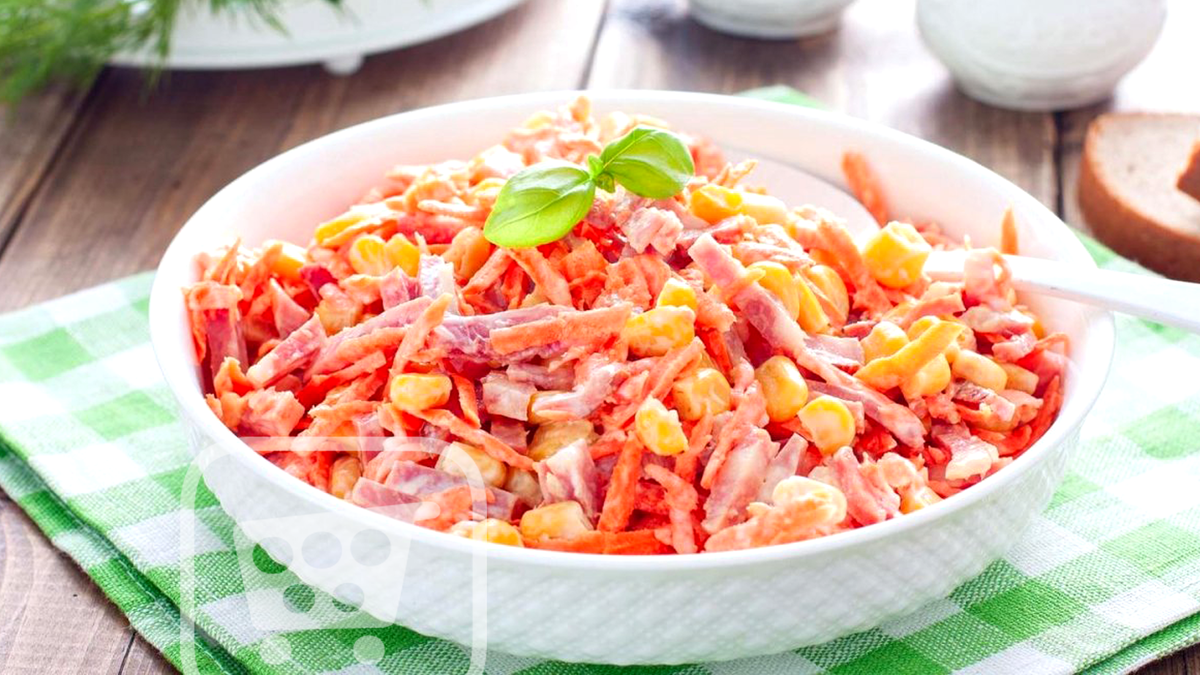 Салат на скорую руку с фасолью, кукурузой, копченой колбасой и помидорами | Пикабу