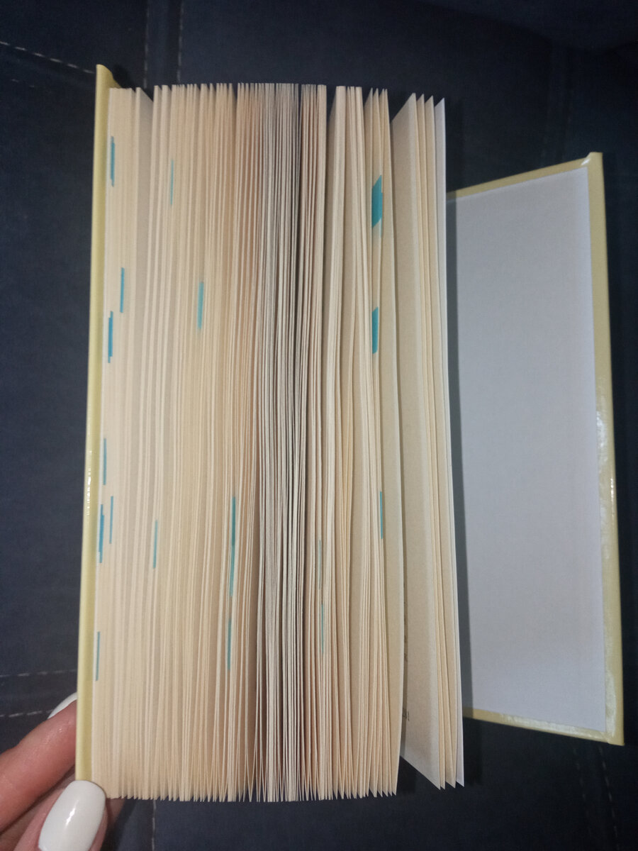 Отдельно скажу, очень люблю книги серии "Эксклюзивная классика" в твердом переплёте. Они красочные и стильные: "Вау". А их плотные желтоватые страницы вдохновляют на читательские подвиги ❤️