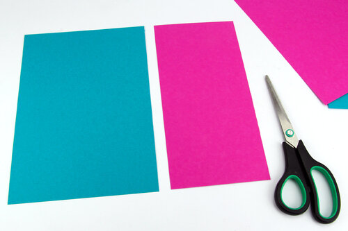 Берем картон синего цвета, а из цветной бумаги вырезаем прямоугольник.