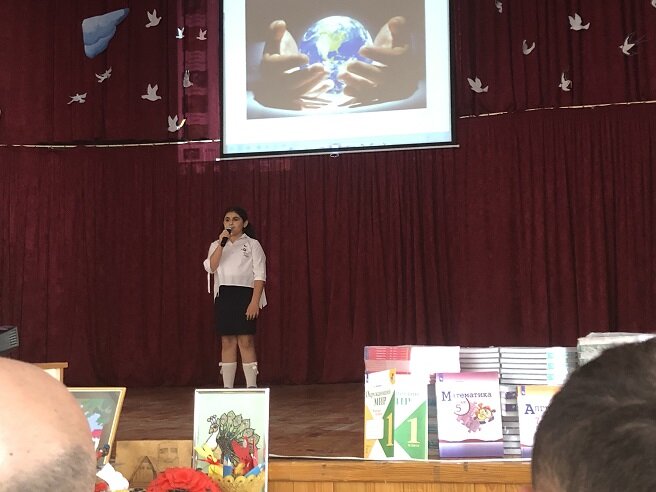 В Степанакертской школе с обучением на русском языке состоялась церемония передачи учебников. Фоторепортаж