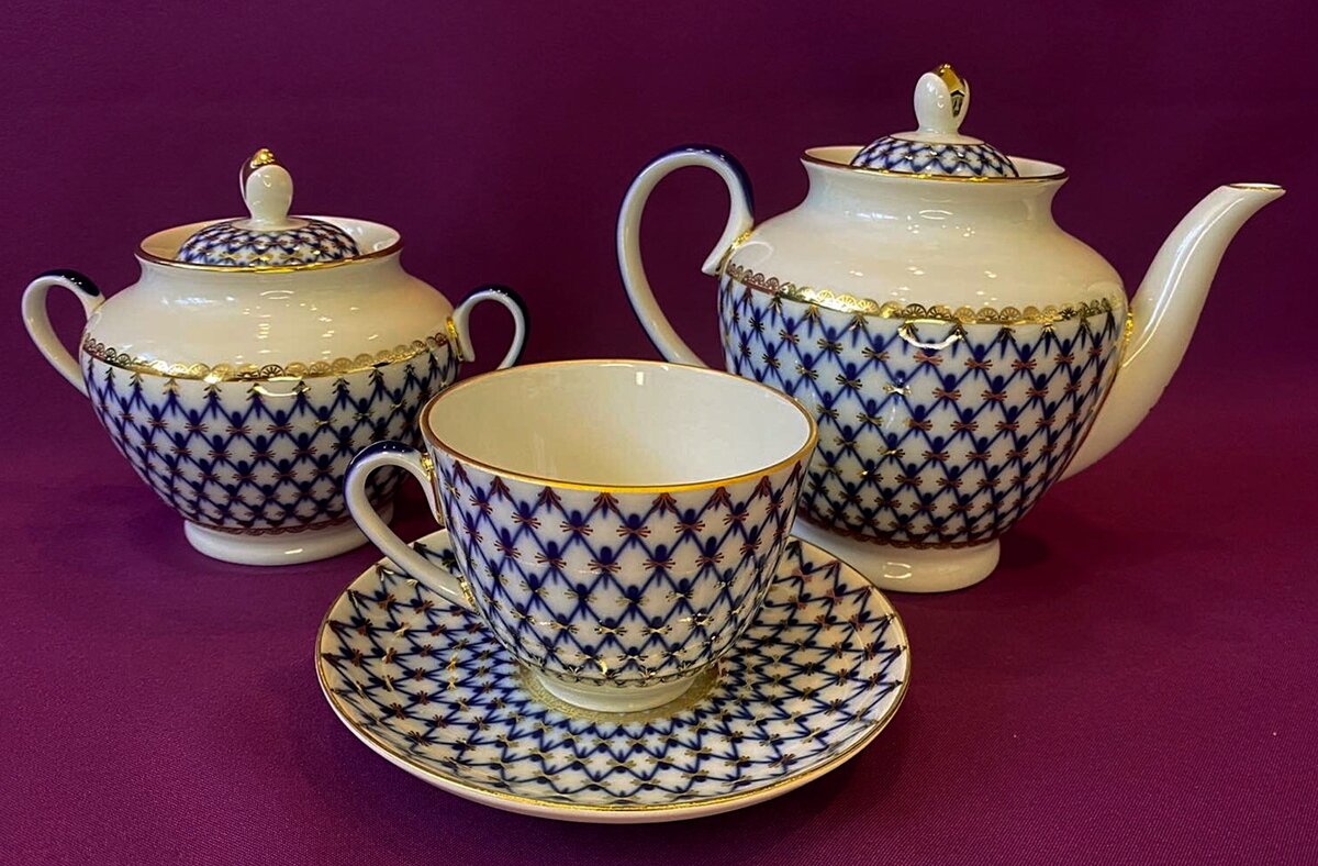 Сервиз чайный кобальтовая сетка с позолотой, ЛФЗ. Фото: meshok.net