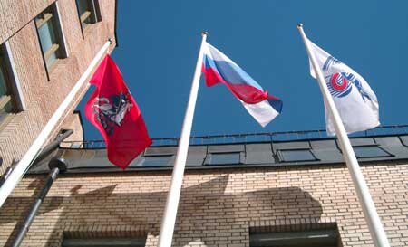 флагштоки с флагами в школах