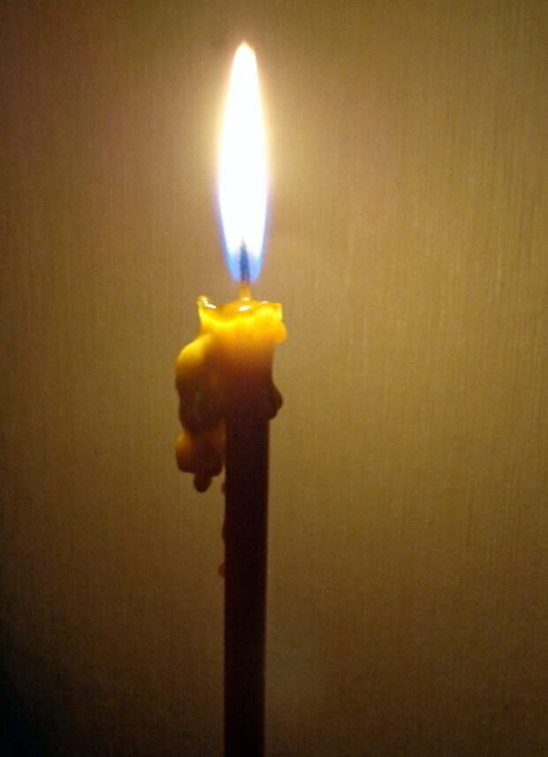 Одновременно зажгли 3 свечи 1. Свеча. Церковные свечи. Горящая свеча. Наплывы на церковных свечах.