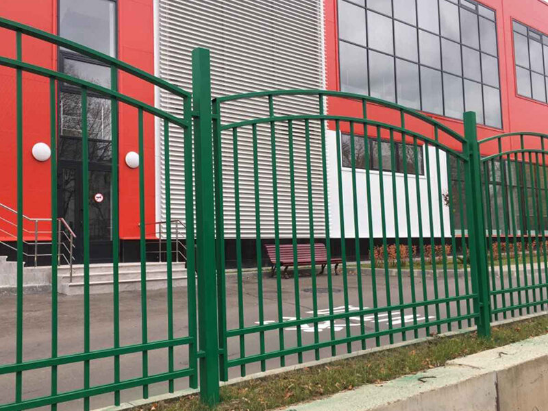 Забор из профтрубы с квадратным сечением в зеленом цвете.