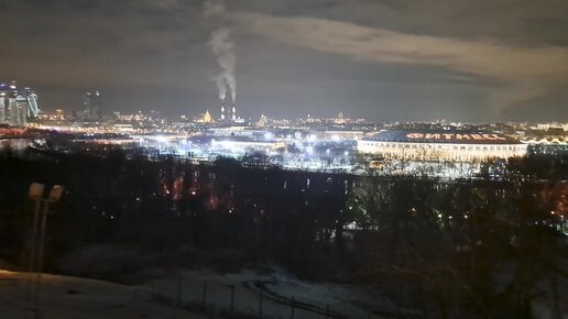 Вид на ночную Москву с Воробьевых гор прекрасен