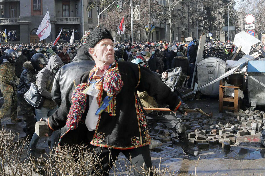 У здания парламента, 18 февраля 2014 г. Фото: Efrem Lukatsky, Associated Press
