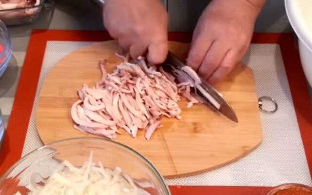 нарезаем кальмаров