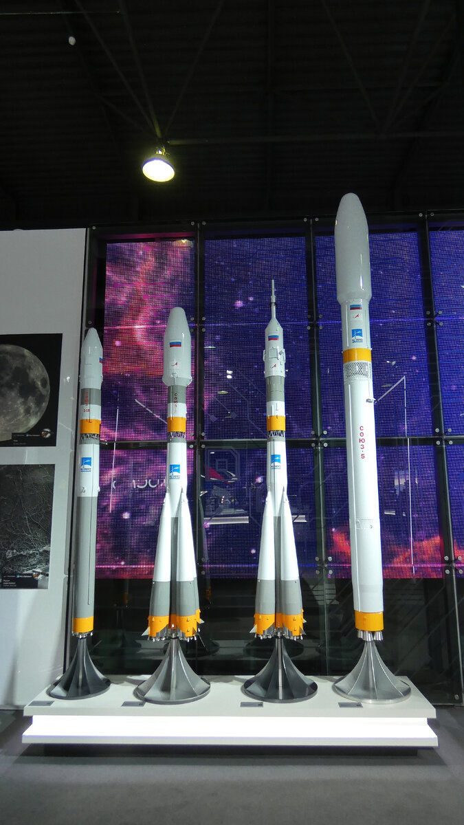 Модельный ряд ракет «Союз» на стенде «Роскосмоса» на авиашоу «МАКС-2021».