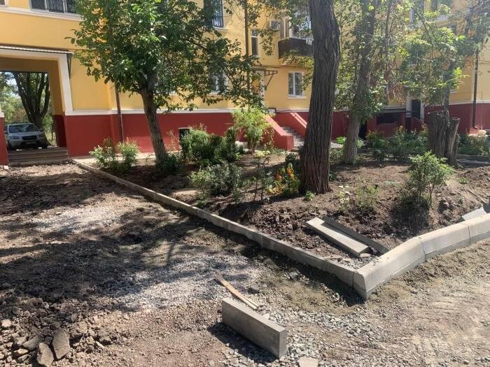 Туляки выполняют подготовительные работы по благоустройству пострадавших улиц левобережья Мариуполя, источник – Телеграм-канал Мариуполь Наш 