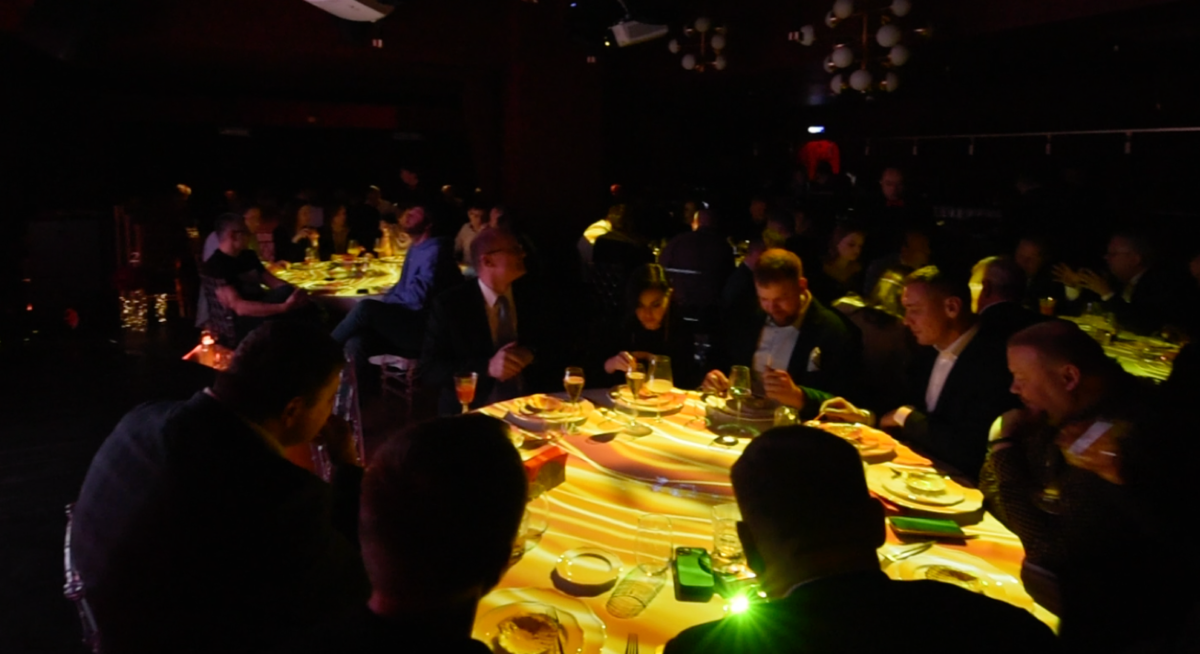 Изумленные гости на мультисенсорноу ужине "Люциус" 