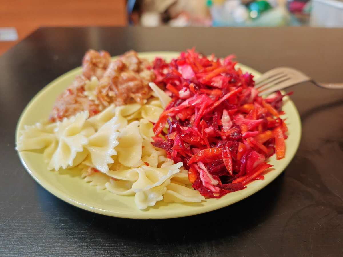 Ой, наварила с дуру много макарон, уже несколько дней доедаю)