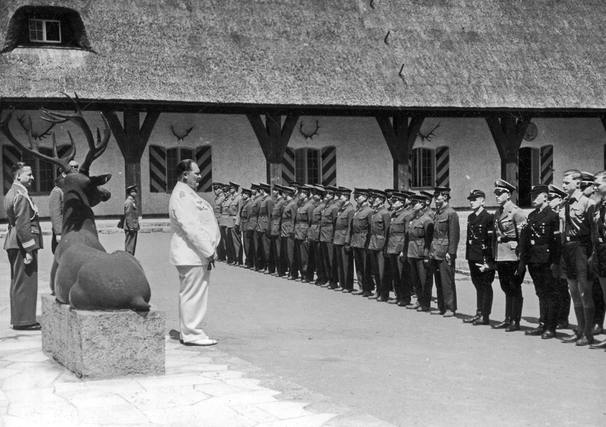 Каринхолл (нем. Carinhall) - имение рейхсмаршала Геринга, находившееся в лесном массиве Шорфхайде между озёрами Гроссдёльнер и Вуккерзее на севере современной земли Бранденбург. Архитектором этого комплекса зданий, возводившегося в несколько этапов, выступил сначала Вернер Марх, автор берлинского Олимпийского стадиона. Позднее его работу продолжил Фридрих Хетцельт.