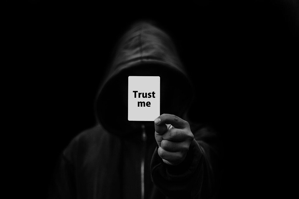 https://pixabay.com/ru/photos/доверие-человек-капот-карта-запрос-4321822/