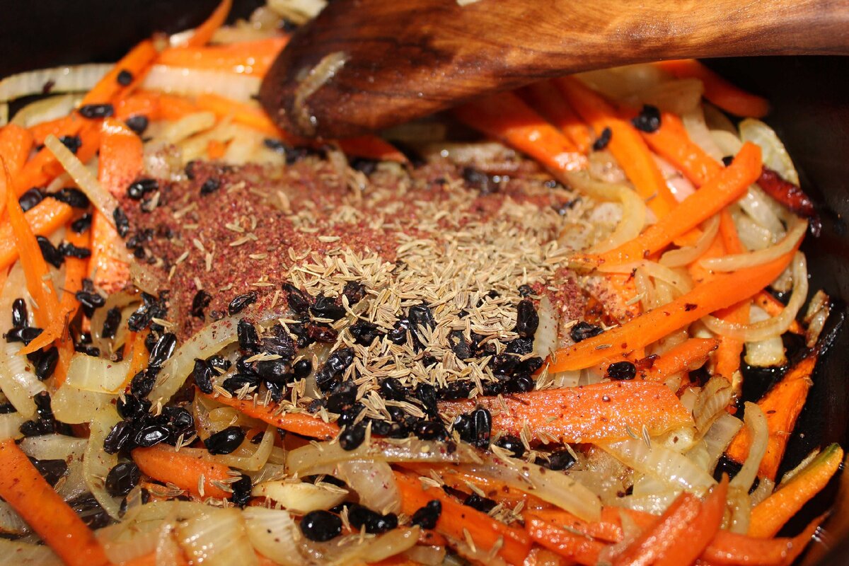 Плов - это искусство! А искусство надо подкреплять специями! ;)
