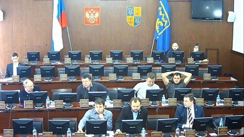 Больше всех по этому поводу возмущался парламентарий Александр Денисов. Он дал понять, что это не просто неуважение к депутатскому корпусу, а фактически срыв работы комитета по горхозяйству, ведь без представителей регоператора решить накопившиеся вопросы невозможно.