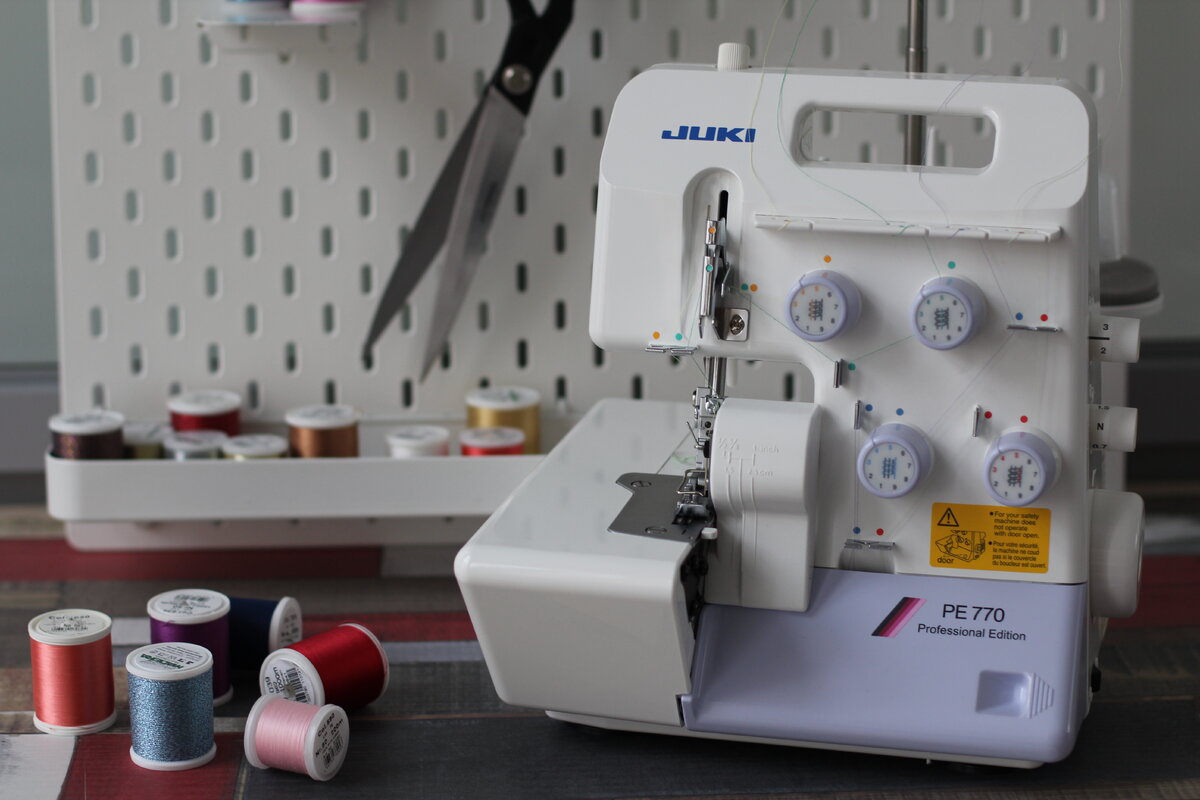 Как настроить оверлок 4 ниточный. Почему пропускает оверлок. Плоский шов 2-ниточный (flatlock). Оверлочная стежка. Пропуск стежков на оверлоке.