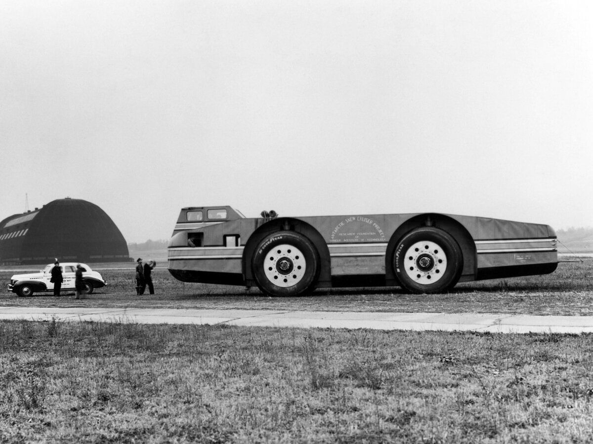 На этой фотографии легко оценить размеры Snow Cruiser 