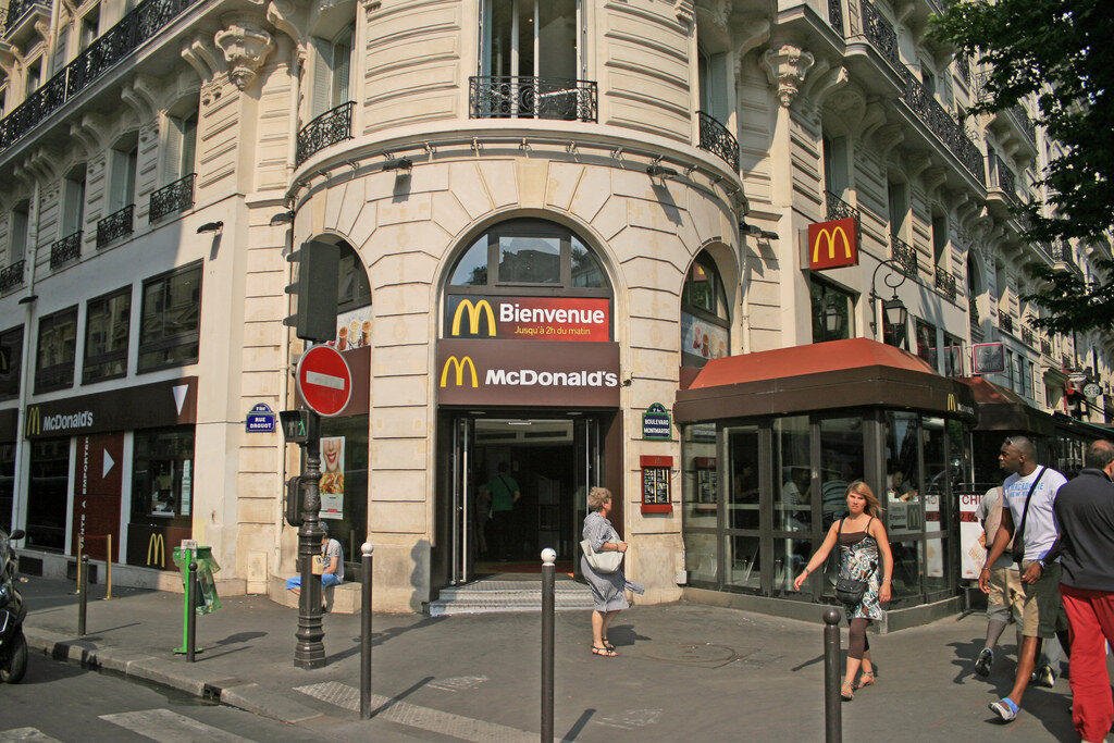 Mcdonalds france. "MCDONALD’S" Париж. Макдоналдс в Париже. Макдональдс во Франции. Парижский макдональдс.