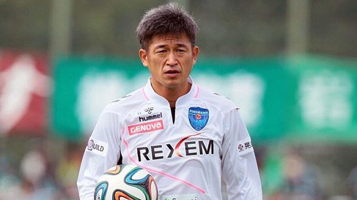 Кадзуёси Миура в футболке "Иокагамы"