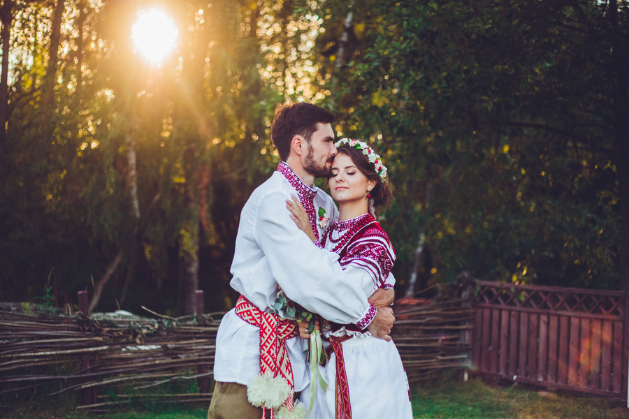 Белорусочка в национальном костюме. Пар по белорусски. Свадебные традиции в беларуси. Белорусский народный костюм мужской. Белорусские люди.