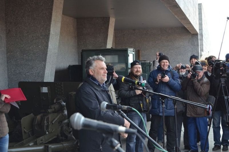 Алексей Чалый выступает перед СМИ на 35-й береговой батарее. Фото: sevzakon.ru.
