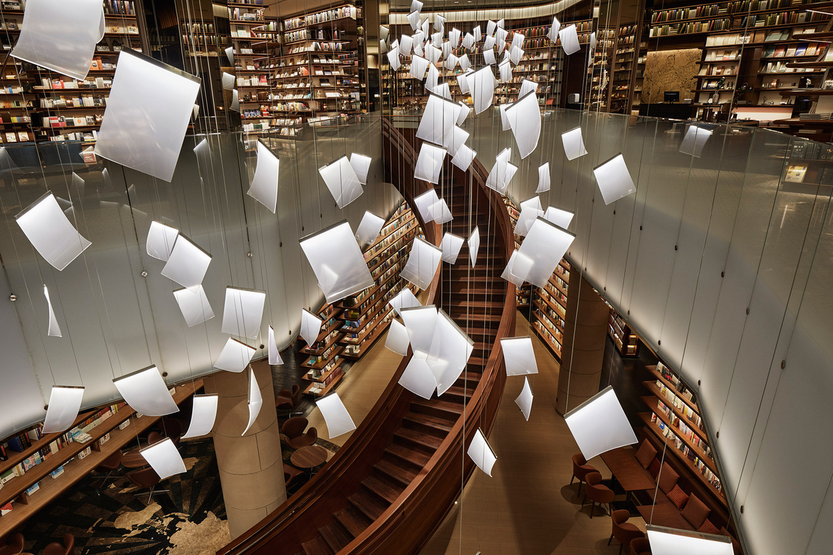 Книжный магазин архитектура. Необычные книжные витрины. Современная библиотека. Необычные библиотеки. Интерьер библиотеки.