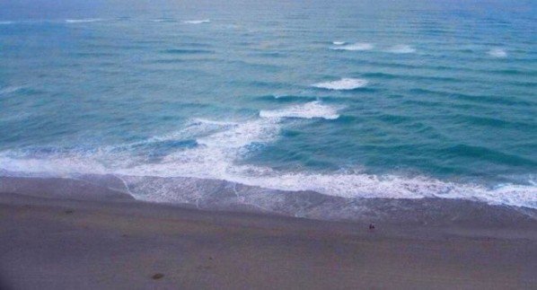 Сила  приливов и отливов в Южно-Китайском море очень велика, вода здесь может  «уходить» на 10-11 метров, что существенно меняет поведение волн. Раз  за разом накатывая на сушу, большие массы воды спешат вернуться назад в  глубину. В результате возникает одно из самых опасных для купальщика  явлений, известное как «обратное течение». Перпендикулярно берегу  образуется канал, по которому вода стремительно движется в открытое  море. Если кто-то случайно окажется в таком «рипе», то течение буквально  за несколько секунд отнесет его от пляжа на десятки метров.