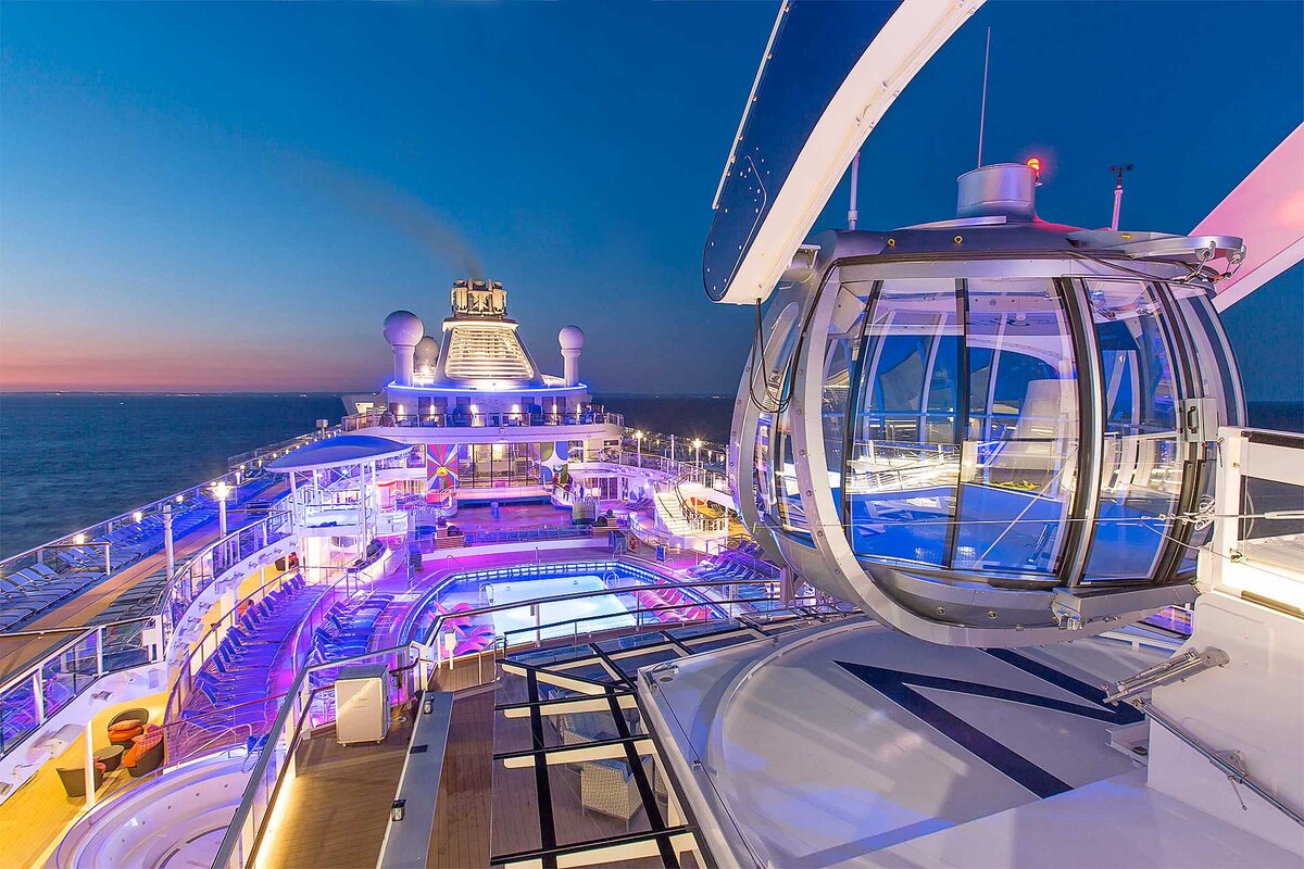 Палуба круизного лайнера Royal Caribbean— целый парк развлечений с персональной смотровой капсулой.