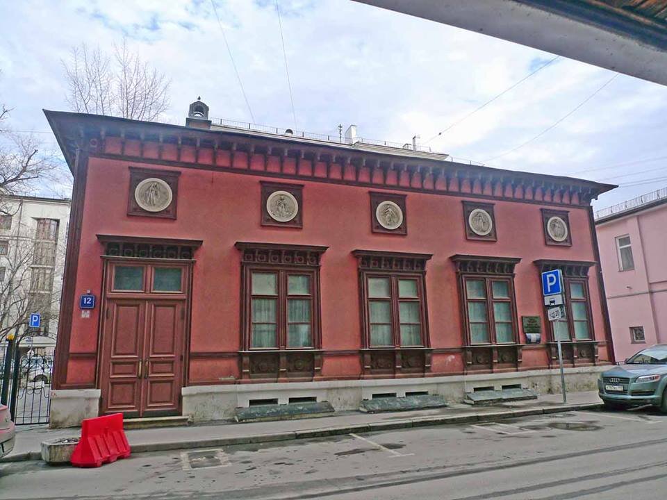 Нарядный дом в арбатском переулке авторства архитектора Михаила Осиповича Лопыревского — Дом-шкатулка. Его он строил для себя, после смерти владельца здесь располагался родильный дом, другие медицинские учреждения. В советское время чего здесь только не было, дом к началу 90-х выглядел весьма непрезентабельно, но в 1997 году его отреставрировали и теперь он снова прекрасен — нарядная шкатулка среди других сокровищ переулков у Арбата. 
Калошин переулок, дом 12.