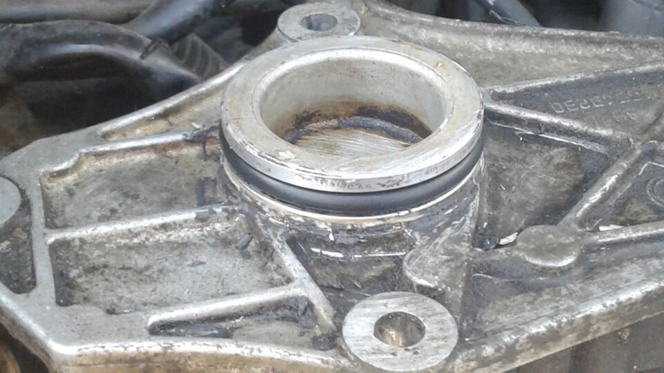 Замена уплотнительного кольца проводится с большой осторожностью. Растяжение чуть больше требуемого приводит к разрыву изделия. Процедура установки и замены резиновых колец под силу автолюбителям, разбирающимся в строении, и все же лучше, чтобы это делал специалист. Необходимые навыки – показатель квалификации профессионала, помощь которого снизит затраты сил и времени с вашей стороны. Процедура проводится в несколько этапов. 