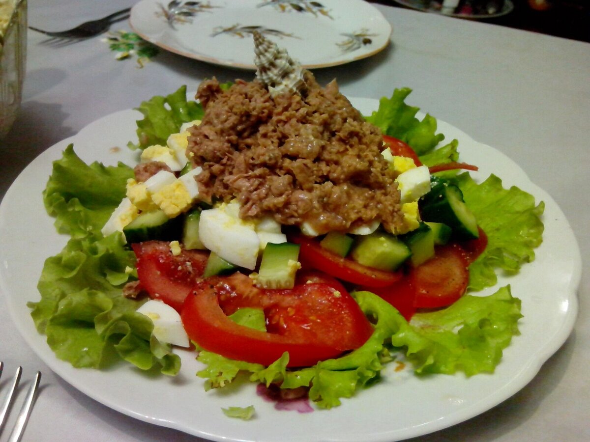 Оформить верхушку салата можно настоящей ракушкой