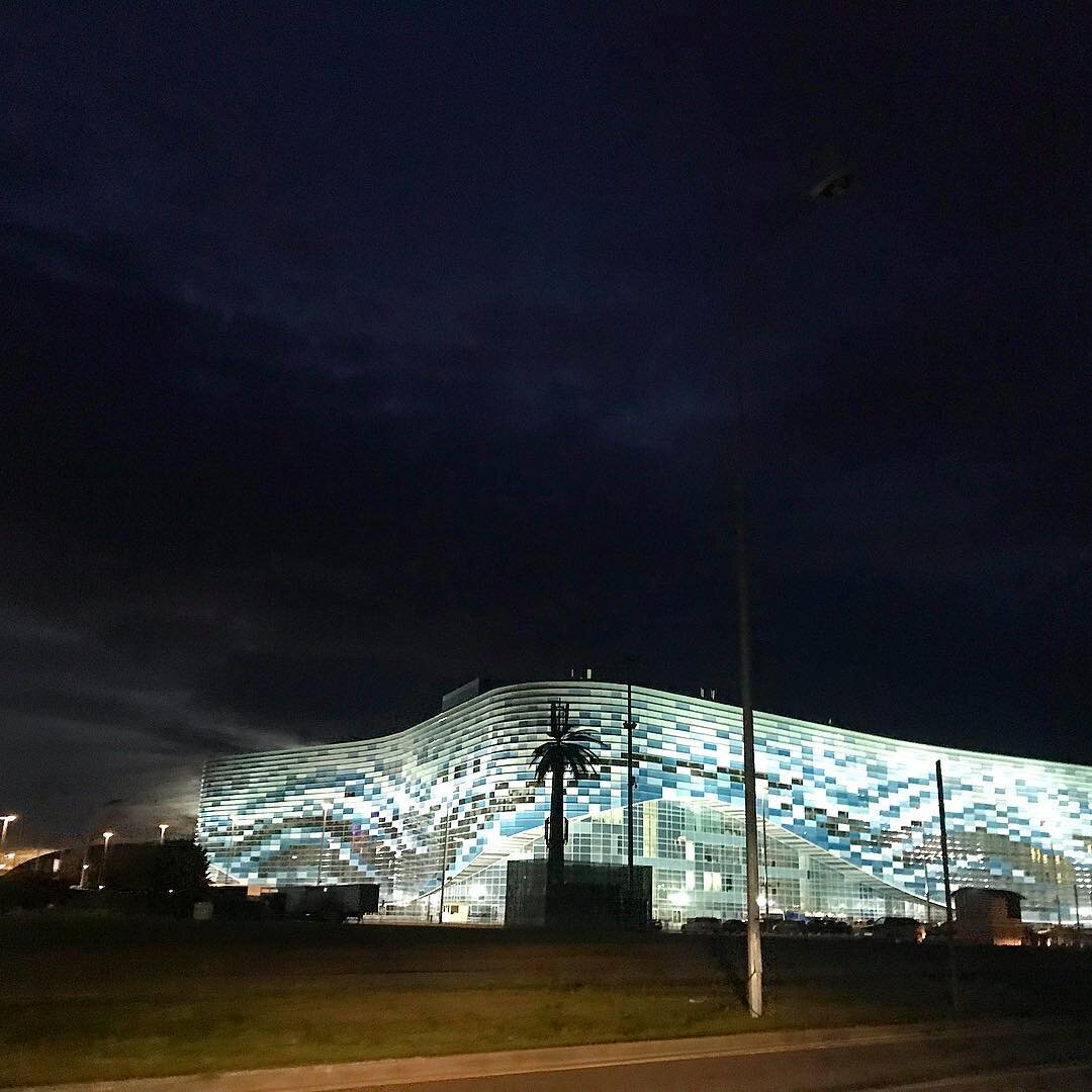 Его переливающийся фасад и плавные волнистые формы отлично вписались в прибрежный ансамбль города.