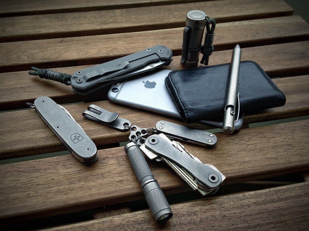 Содержание набора: фонарь, нож карманный складной, мультитул, телефон, ручка, бумажник. Изображение с сервиса Яндекс.Картинки