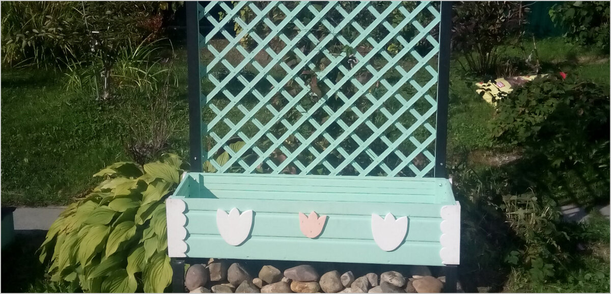 Шпалера с цветником. Нижняя часть.