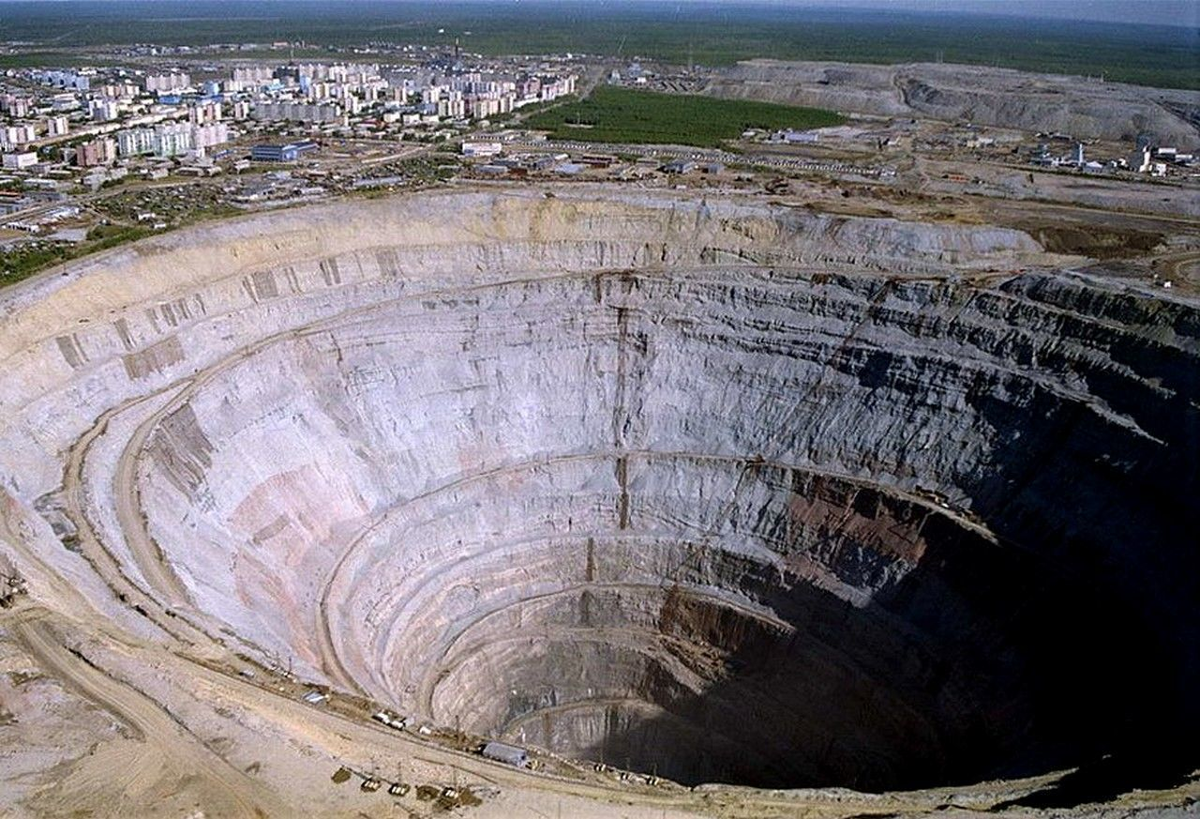 мирный якутия кимберлитовая трубка. самый большой алмазный карьер. самый большой алмазный карьер. мирный якутия кимберлитовая трубка. алмазный карьер в якутии мирный.