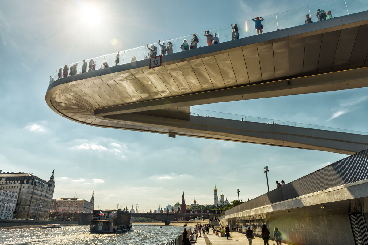 Парк Зарядье мост над рекой