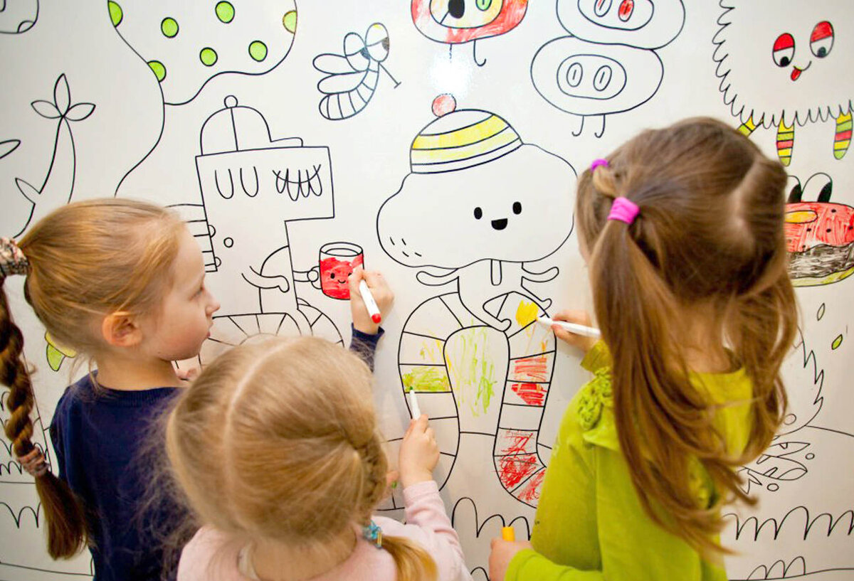 Разрисованная мама. Рисование на стенах для детей. Краска для стен для рисования маркером. Магнитно-маркерное покрытие на стену. Ребенок разрисовал стены.